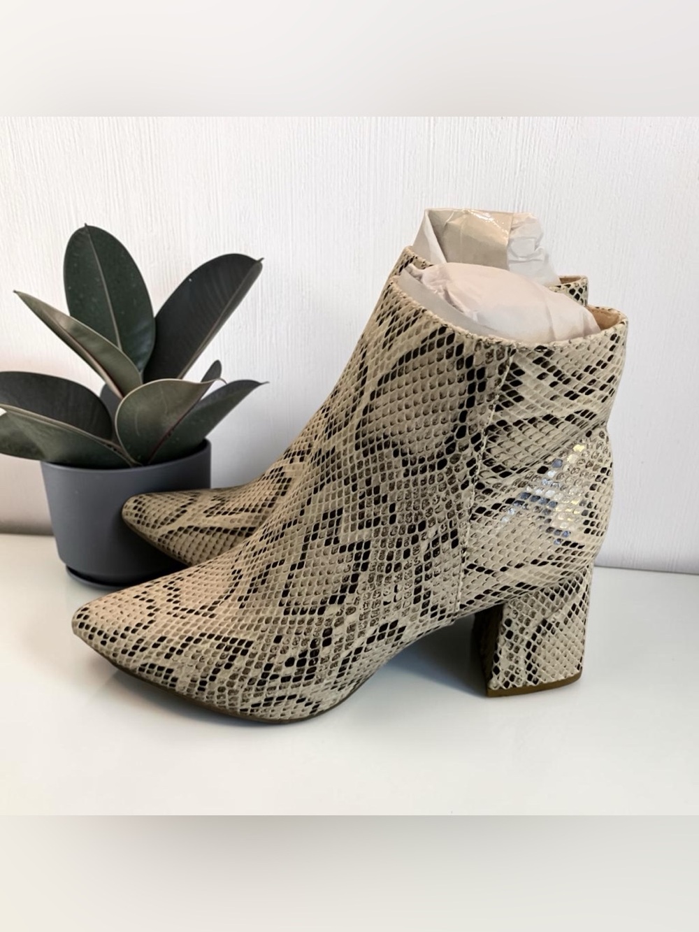 NWB X2B FAUX SNAKESKIN POINTED TOE BLOCK HEEL ANKLE BOOTS SIZE 7